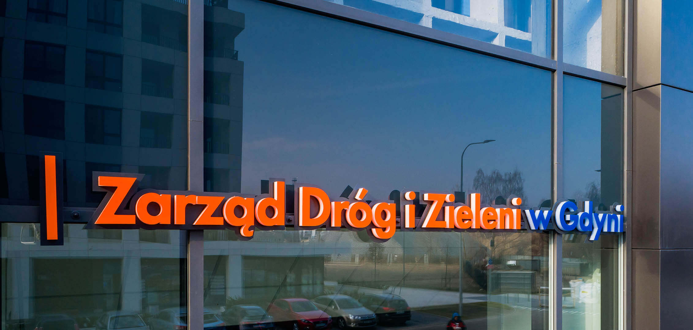 Zarząd Dróg i Zieleni_litery_przestrzenne_oznakowanie_budynku_litery_3d_świecące_led_litery